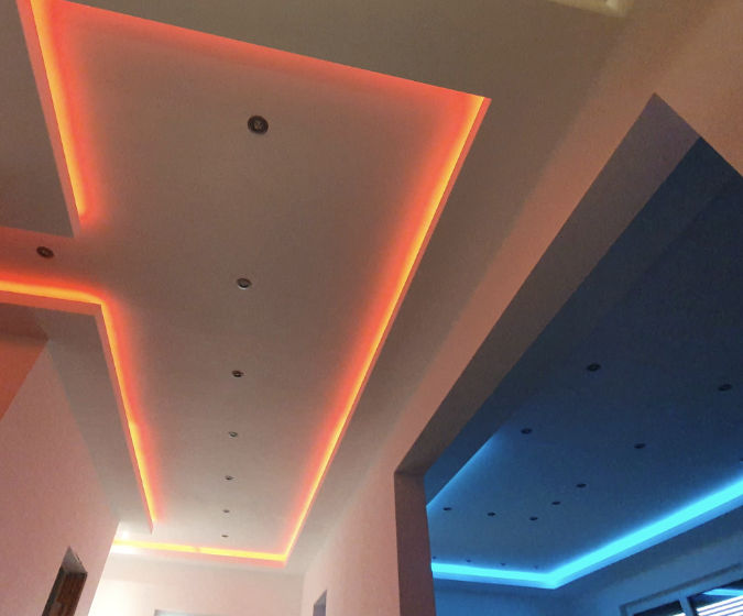 LED Beleuchtung in rot udn blau an der Decke eines Neubaus steuerbar über App. Installiert für ein Smart Home in Braunschweig