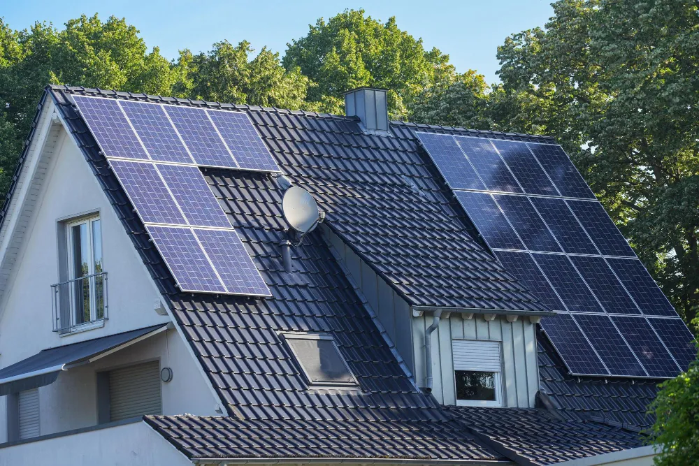 Stromspeicher erhöht Eigenverbrauch und Autarkie – PV-Anlage mit Batteriespeicher Einfamilienhaus mit Photovoltaikanlage auf beiden Dachseiten - maximaler Eigenverbrauch durch Stromspeicher