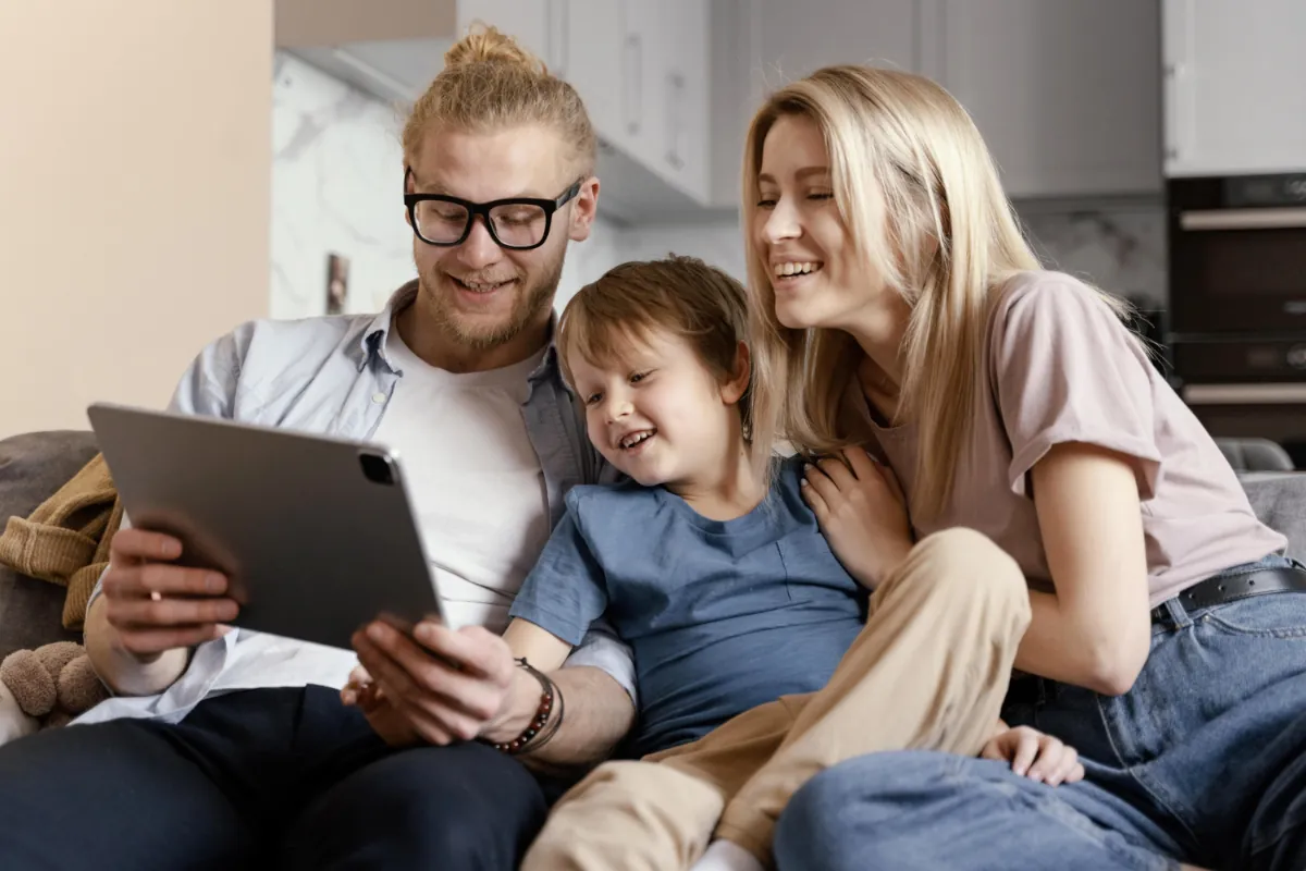 Familie bedient Smart Home System per Tablet – Installation durch GH Elektro Braunschweig