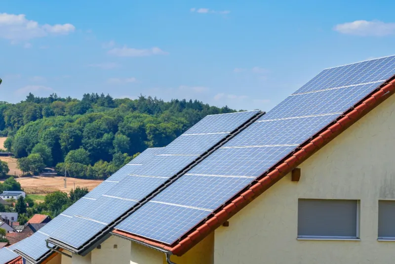 Solarmodule auf Schrägdach eines Einfamilienhauses - professionelle PV-Installation